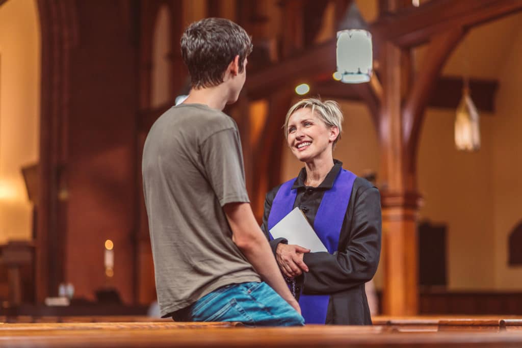 Personen sprechen in einer Kirche