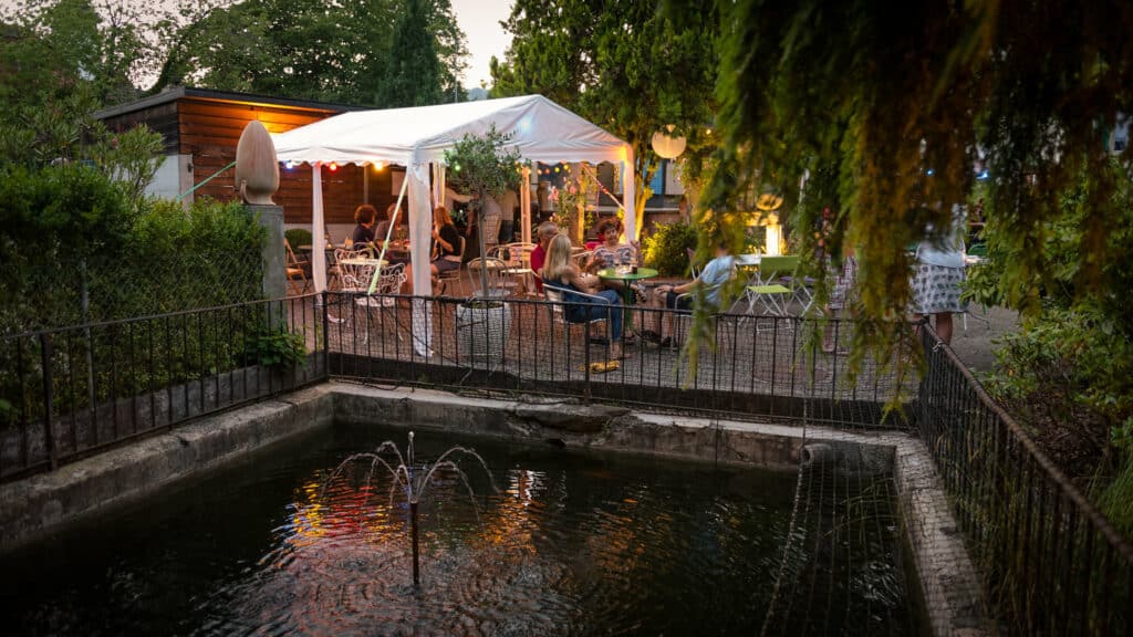 Abendessen im Garten mit Beleuchtung und Pavillon