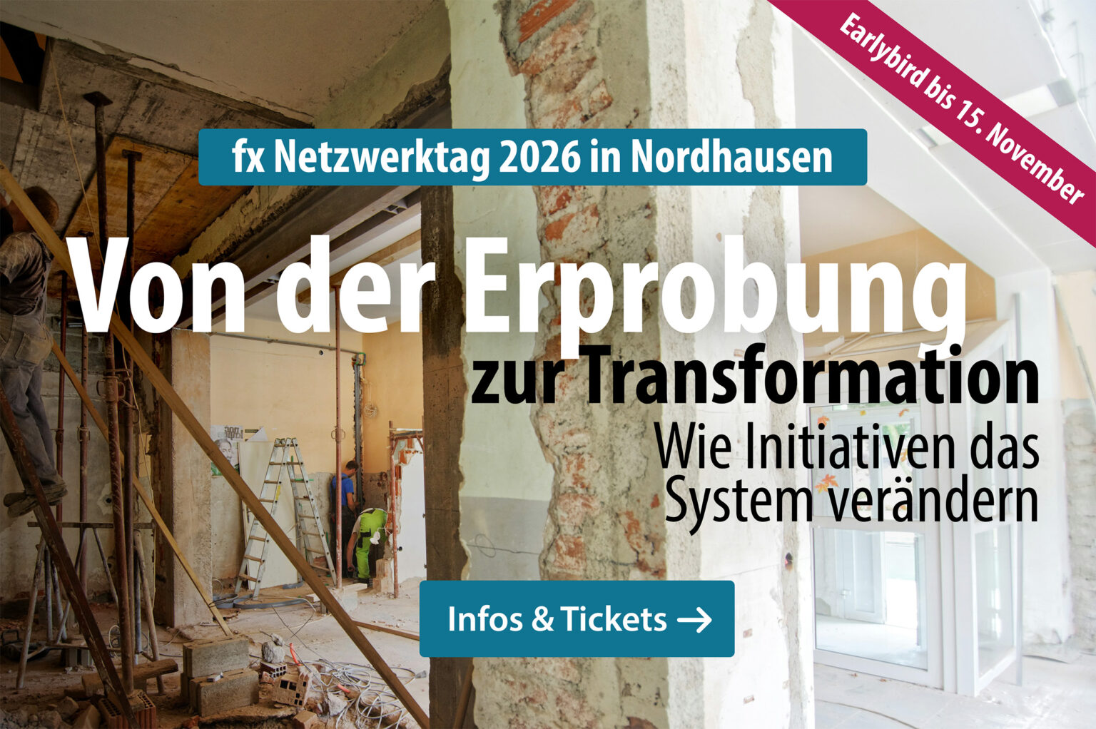 Eine Baustelle mit Baugerüsten und Baumaterialien, überlagert mit einem deutschen Veranstaltungstext über Transformation und Systemwechsel in Nordhausen.