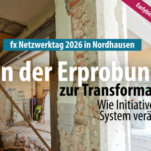 Renovierungsszene mit Bauarbeitern in einem Gebäude; überlagerter deutscher Text wirbt für den fx Netzwerktag 2026 in Nordhausen über Initiativen zur Systemtransformation.