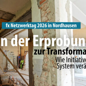 Ein im Umbau befindliches Gebäude mit Textüberlagerung über den fx Netzwerktag 2026 in Nordhausen und die Transformation von Systemen durch Initiativen.