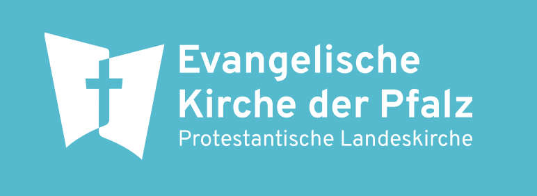 Logo der Evangelischen Kirche der Pfalz mit einem weißen Kreuz auf einer stilisierten Buchform und weißem Text auf türkisfarbenem Hintergrund.