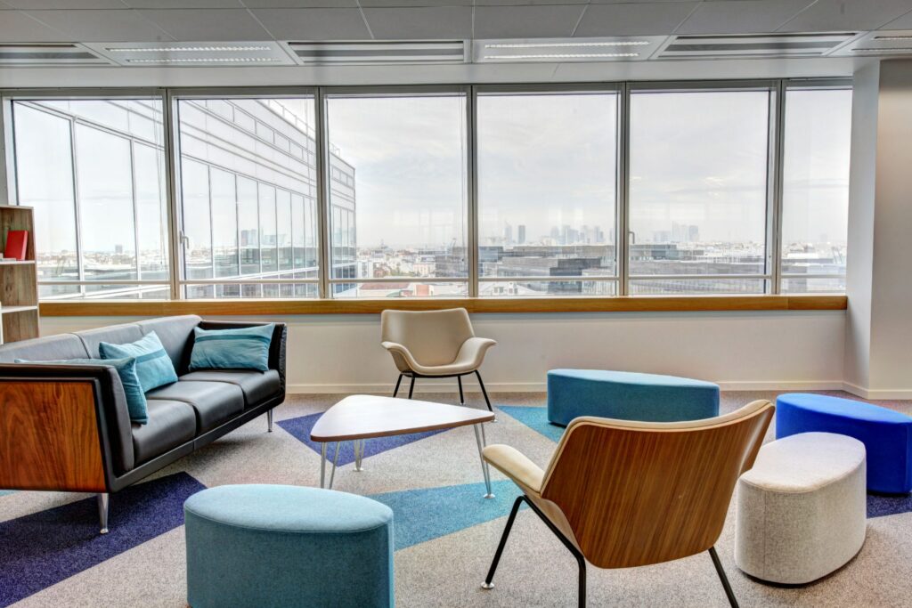Moderner Lounge-Bereich mit Blick auf die Stadt
