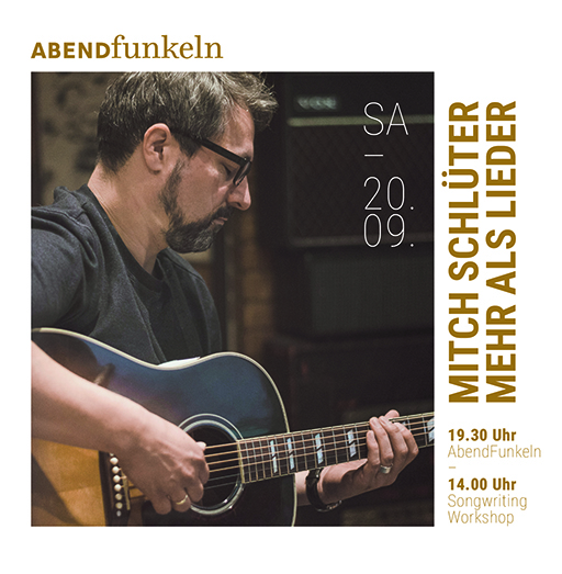 Ein Mann mit Brille spielt eine akustische Gitarre. Der Text neben ihm lautet: Mitch Schlüter Mehr Als Lieder, 20.09., 19:30 Uhr, 14:00 Uhr Songwriting Workshop.