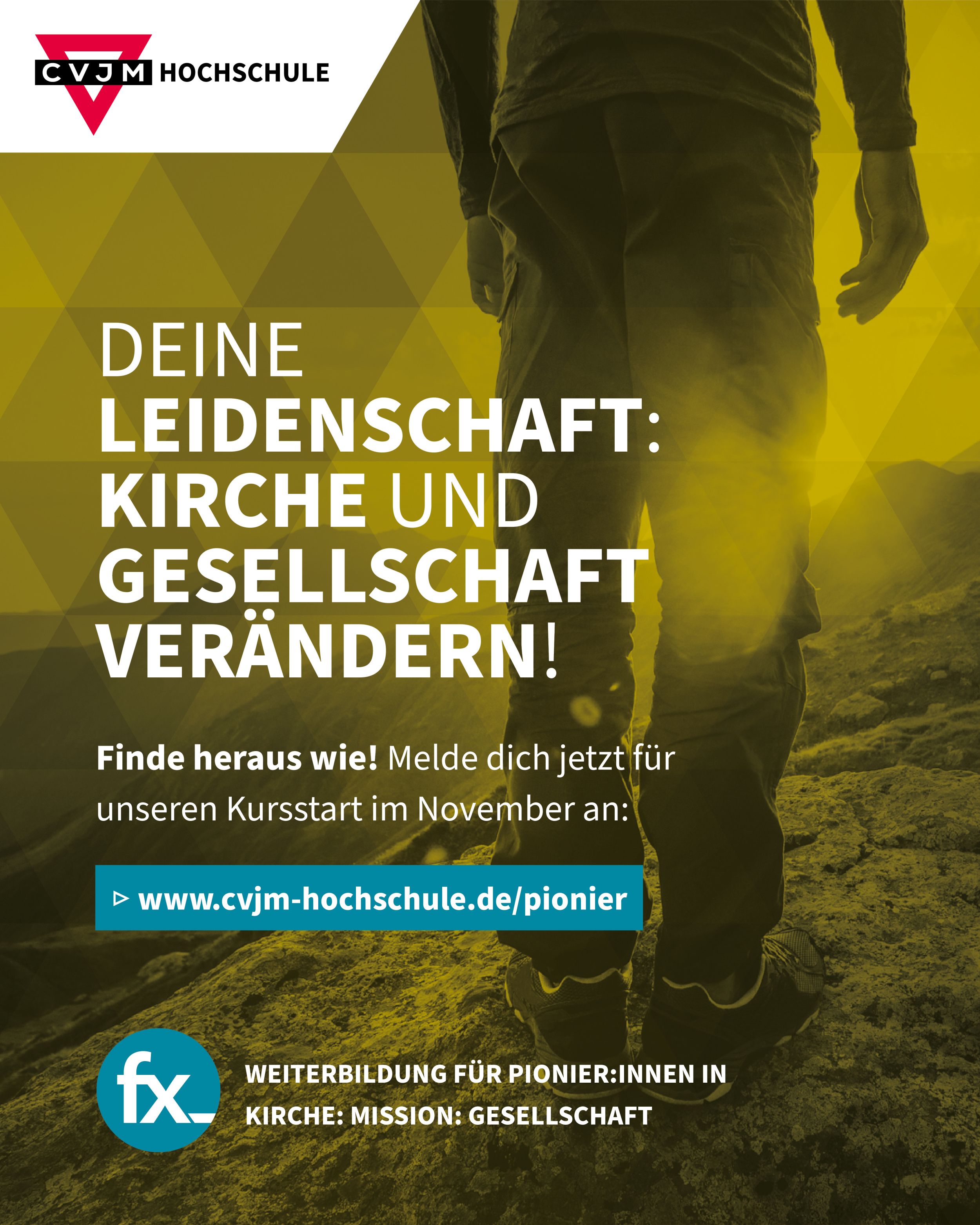 Eine Person steht auf einem felsigen Berg mit Sonnenlicht im Hintergrund. Der Text wirbt für einen Kurs an der CVJM-Hochschule, der zu Veränderungen in Kirche und Gesellschaft anregen soll, und enthält einen Link zur Website.