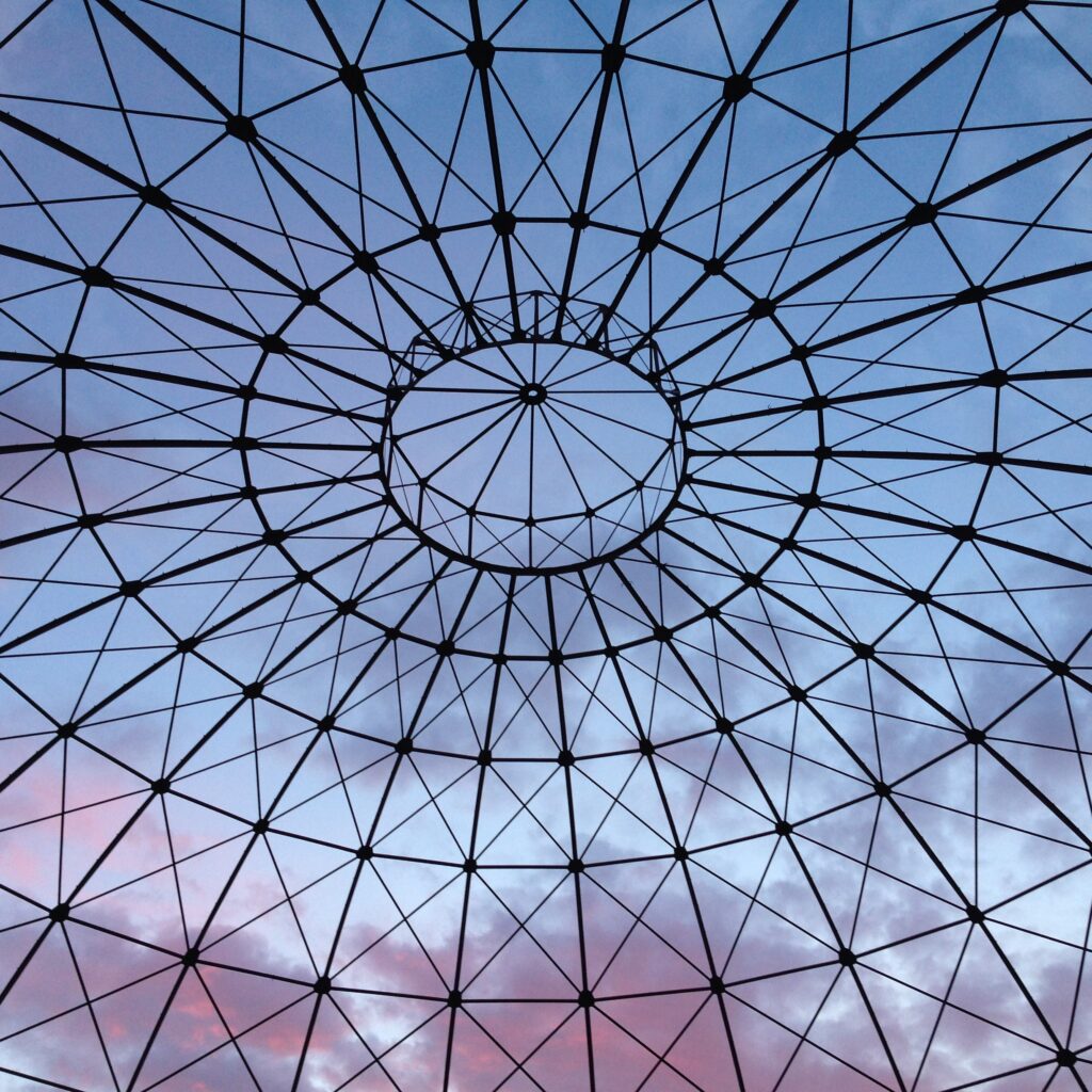 Glasdach mit geometrischem Muster vor Abendhimmel