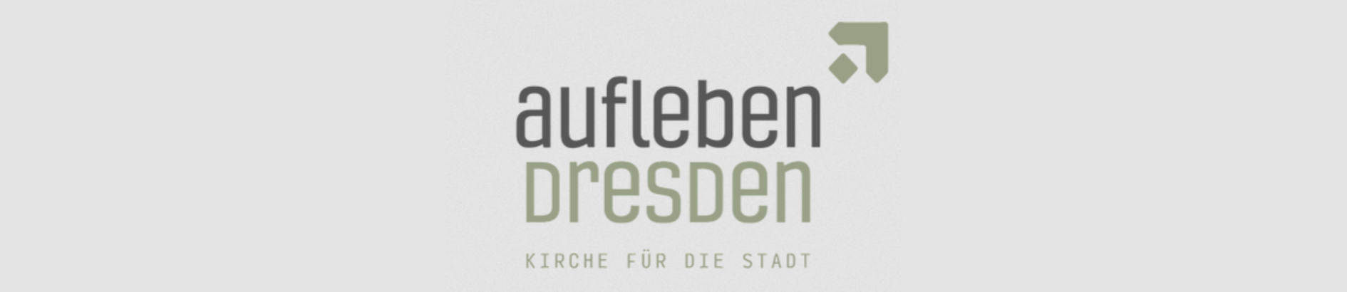 Logo mit dem Schriftzug aufleben dresden und KIRCHE FÜR DIE STADT darunter, sowie einem grünen Pfeil nach oben in der rechten oberen Ecke.
