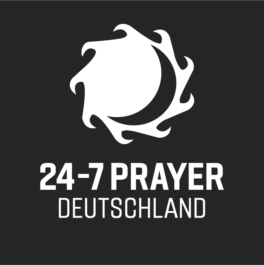 Weißes abstraktes Wirbel-Logo über fettem Text "24-7 PRAYER DEUTSCHLAND" auf schwarzem Hintergrund.