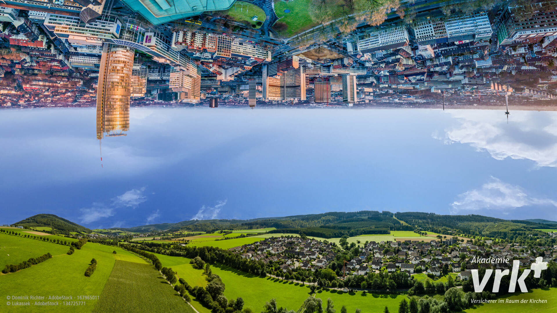Ein surreales geteiltes Bild, das oben eine auf dem Kopf stehende Stadtlandschaft und unten eine grüne ländliche Landschaft mit Hügeln und Häusern zeigt; Logo "Akademie vrk+" in der Ecke.