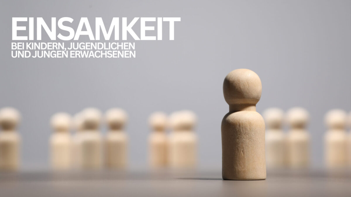 Eine einzelne Holzfigur hebt sich von einer unscharfen Gruppe ab, darüber steht der deutsche Text Einsamkeit bei Kindern, Jugendlichen und jungen Erwachsenen.