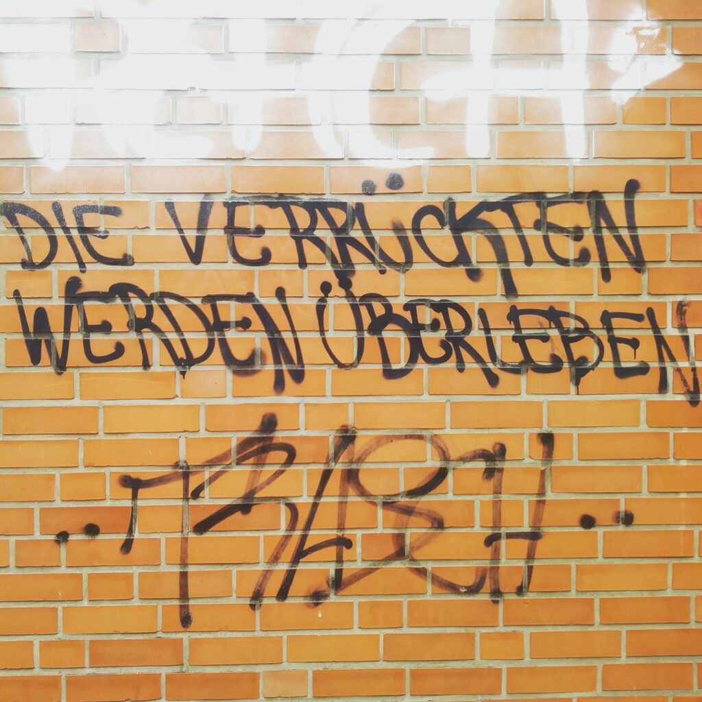 Graffiti auf Ziegelwand mit inspirierender Botschaft