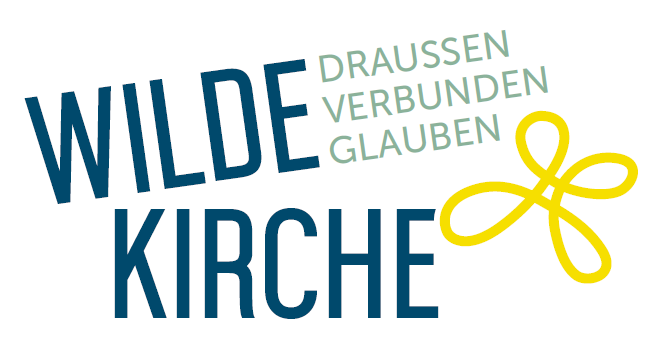 Das Bild zeigt den Text WILDE KIRCHE in fetten blauen Buchstaben, darüber DRAUSSEN VERBUNDEN GLAUBEN in Grün und ein gelbes abstraktes Schleifensymbol auf der rechten Seite.