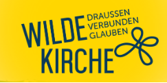 Gelber Hintergrund mit fetter blauer Schrift WILDE KIRCHE und kleinerer Schrift DRAUSSEN VERBUNDEN GLAUBEN neben einem blauen abstrakten blumenähnlichen Symbol.